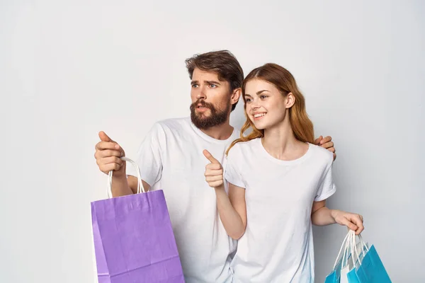 Hombre y mujer con paquetes en sus manos descuentos Compras —  Fotos de Stock