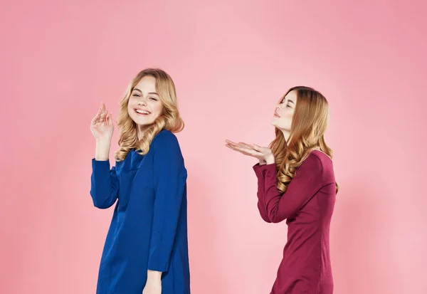Frau mit Haaren Freundin in Kleidern Spaß Freundschaft — Stockfoto