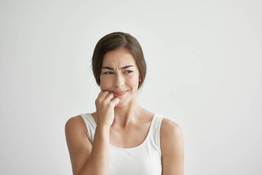 Kafasını tutan kadın migren sağlık sorunları depresyon tatminsizliği