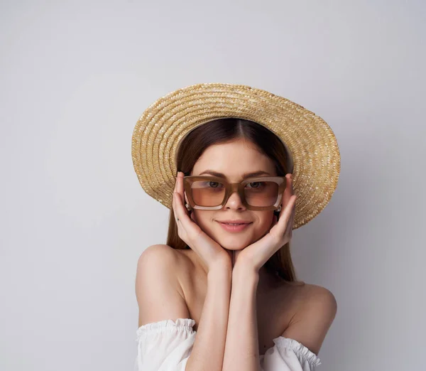 Güzel kadın moda gözlükleri makyaj lambası arka planı — Stok fotoğraf