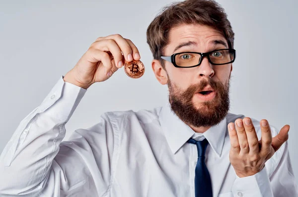Бізнесмен в сорочці з краваткою криптовалюта біткоїн економіка — стокове фото