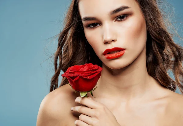 Csinos nő csupasz vállak piros virág tiszta bőr pózol — Stock Fotó
