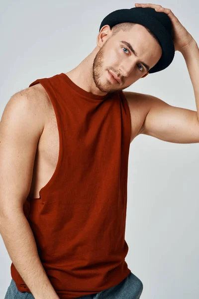 Sexig man i röd t skjorta poserar moda studio isolerad bakgrund — Stockfoto
