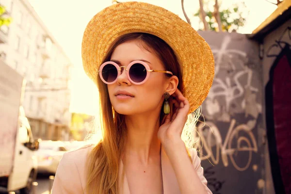 Красивая женщина на улице в шляпе и очках — стоковое фото