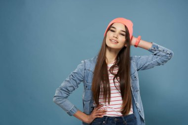 Pembe şapkalı neşeli güzel kadın modern tarz mavi arka plan