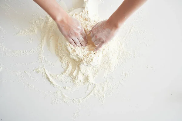 Mulher em chefs uniforme amassar massa de cebola cozinha padaria cozinhar pastelaria — Fotografia de Stock