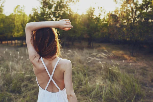 Kvinna promenader i fält utomhus frisk luft fritid — Stockfoto