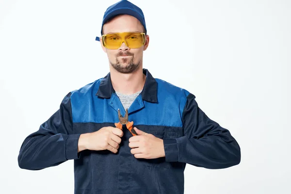 制服を着た男が工事の専門家を修理する — ストック写真