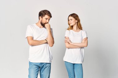 Beyaz tişört giyen erkek ve kadın. Moda modelleri.