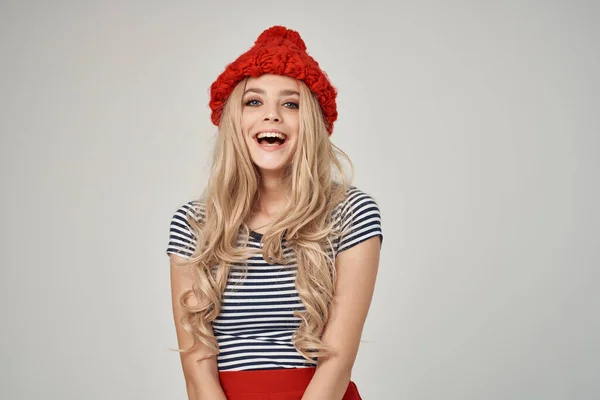 Atractiva mujer en rojo sombrero rayas camiseta encanto Navidad —  Fotos de Stock