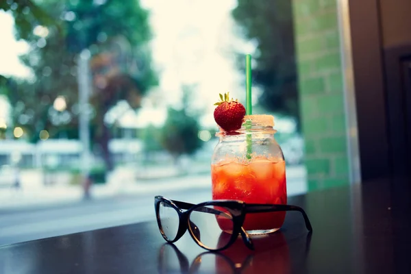 Cocktail σε ποτήρι με καλαμάκι close-up ice cafe — Φωτογραφία Αρχείου
