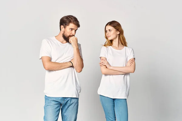 흰색 티셔츠를 입고 재밌는 패션 흉내내는 남자와 여자 — 스톡 사진