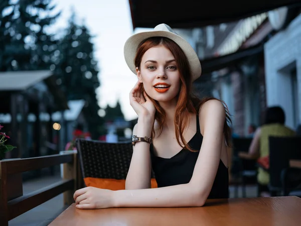 Красивая женщина в летнем кафе каникулы летнего общения — стоковое фото