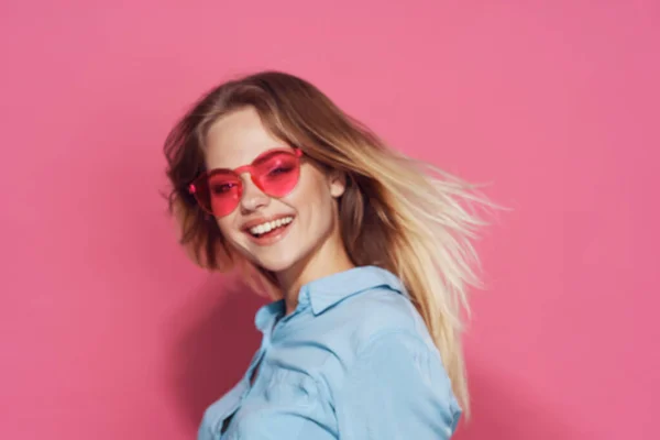 Blond med glasögon blå skjorta Glamor kul rosa bakgrund — Stockfoto