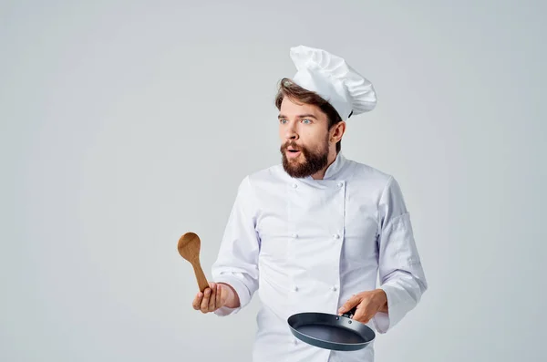 Cozinheiro chef profissional frigideira nas mãos restaurante cozinha — Fotografia de Stock