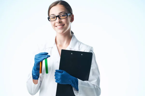 Žena v bílém plášti laboratorní výzkum analýza věda — Stock fotografie