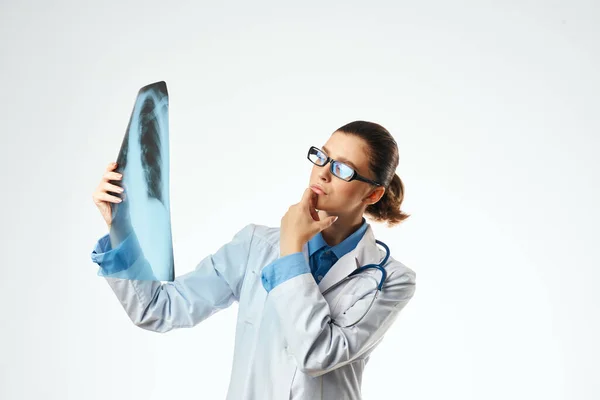 Kvinnlig läkare i vit päls medicin röntgen undersökning — Stockfoto