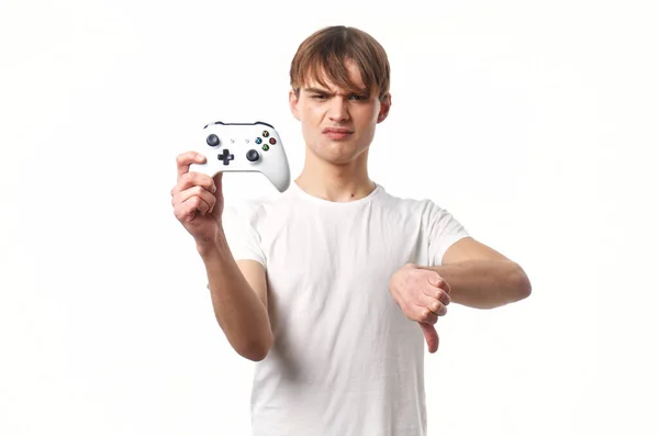 一个穿着白色T恤，手里拿着操纵杆的家伙在玩娱乐游戏 — 图库照片