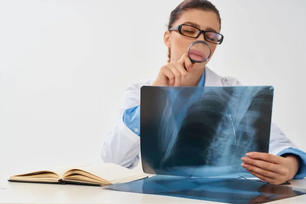 Жінка-лікар, що сидить за столом професіонали з діагностики радіологів — стокове фото