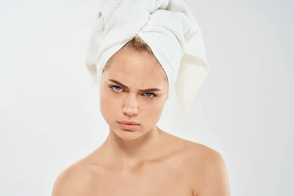 Γυναίκα με γυμνούς ώμους σαφές δέρμα close-up lifestyle — Φωτογραφία Αρχείου