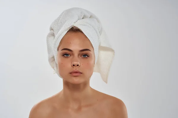 Femme avec serviette sur la tête hygiène du maquillage de la peau propre — Photo