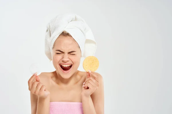 Wanita cantik dengan bahu telanjang pad kapas kulit bersih jerawat gaya hidup — Stok Foto