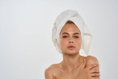 Kafamda havluyla güzel bir kadın. Yüzümde sivilce var.