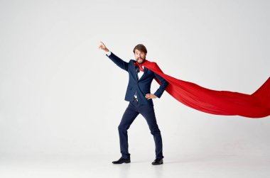 Kırmızı pelerinli iş adamı şehrin süper kahramanını koruyor.