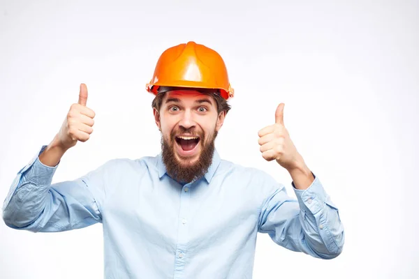 Homem emocional capacete laranja na cabeça sucesso isolado fundo — Fotografia de Stock