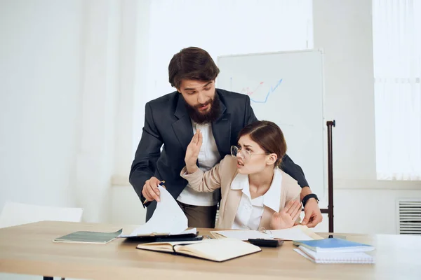 Kollegen Büroleiter finanzieren emotionale Probleme — Stockfoto