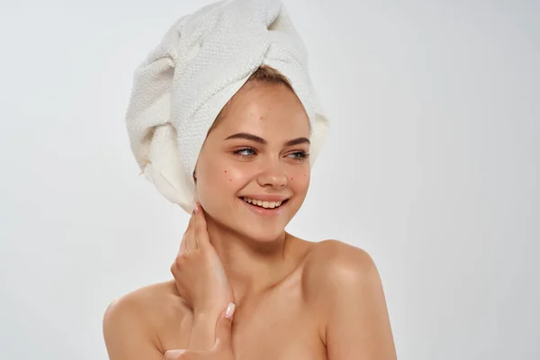 頭の上にタオルを持つ女性裸の肩を閉じてきれいな肌のシャワー — ストック写真