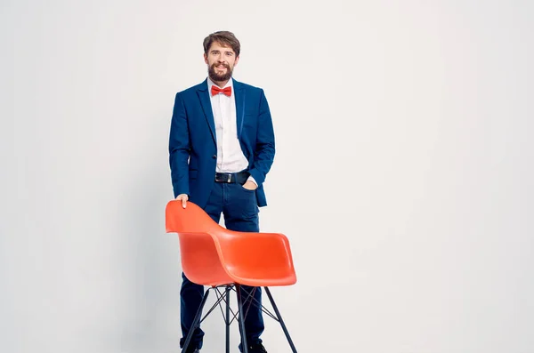 Επιχειρηματίας σε κοστούμι κόκκινο καρέκλα στούντιο διευθυντής εργασία — Φωτογραφία Αρχείου