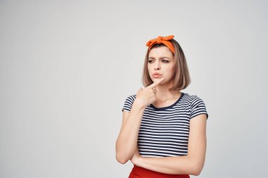 Kafasında çizgili tişört arkaplanı olan güzel bir kadın.