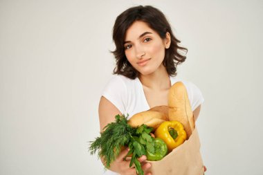 Gıda paketi olan sağlıklı yiyecek süpermarket ışığı geçmişi olan bir kadın.