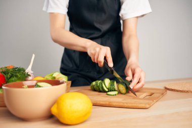 Salata malzemelerini dilimlemek taze sebzeler pişirmek.