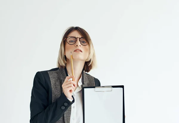 Donna con occhiali documenti studio ufficio professionale — Foto Stock