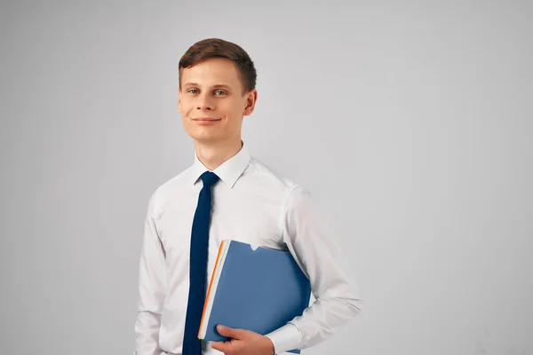 Manager im Hemd mit Krawatte dokumentiert professionelle Arbeit — Stockfoto