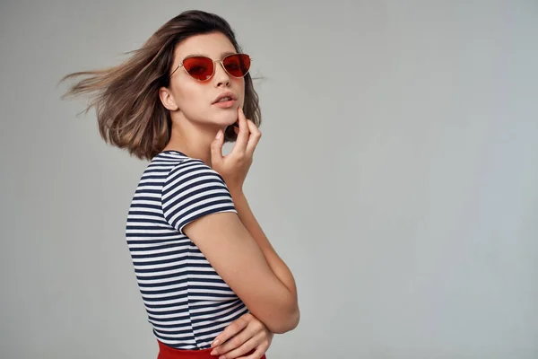 Jolie femme avec des lunettes vue recadrée glamour — Photo