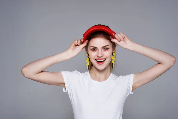 Menina em um chapéu vermelho brincos amarelos estilo de vida acessórios estilo de verão — Fotografia de Stock