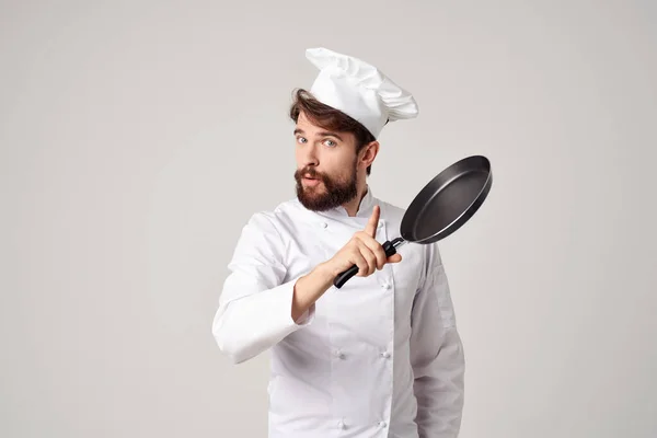Uomo Uniforme Chef Con Una Padella Mano Sfondo Isolato Foto — Foto Stock