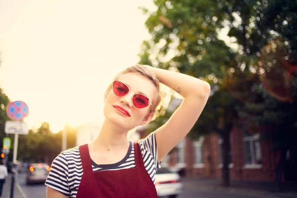 Kobieta noszenie okularów przeciwsłonecznych na zewnątrz chodzić pozowanie mody — Zdjęcie stockowe