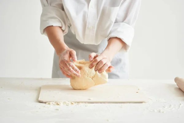 Kobieta piekarz w kucharz mundur gotowanie jedzenie kuchnia mąka produkty — Zdjęcie stockowe