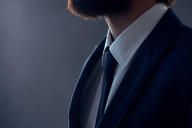 Takım elbiseli bir yönetici ofisteki adam...