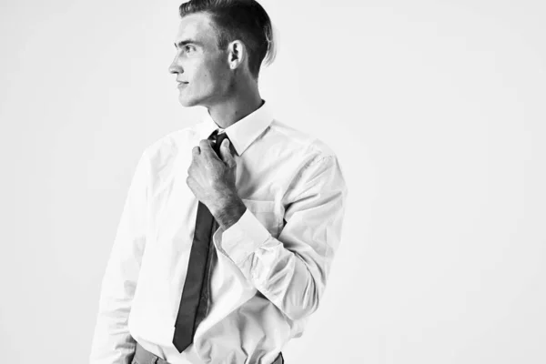 Homem de camisa branca gravata estilo de vida isolado fundo — Fotografia de Stock