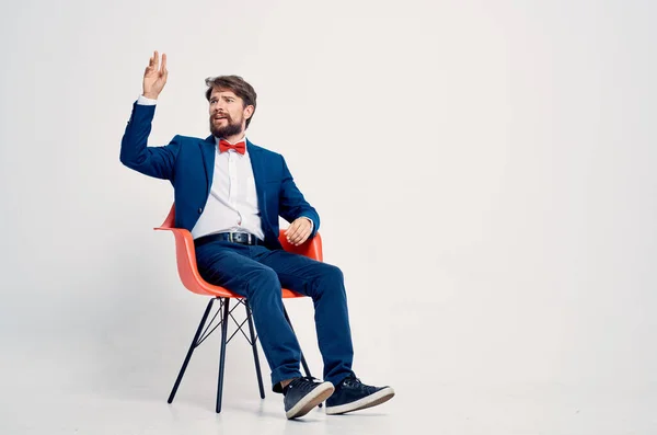 Üzletember ül a piros szék önbizalom menedzser iroda — Stock Fotó