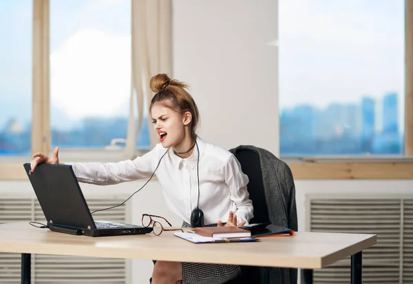 Mujer secretaria con un pigtail en su jefe de oficina de trabajo gerente —  Fotos de Stock