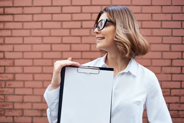 Obchodní žena nosí brýle dokumenty profesionální práce venku — Stock fotografie