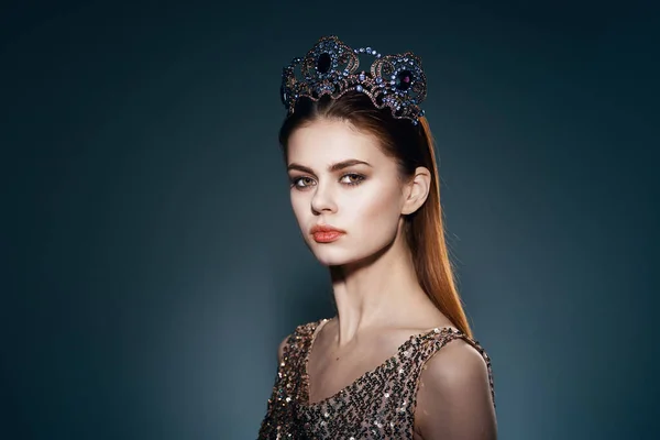 Pretty woman with crown on her head princess glamor decoration model — Stock Photo, Image