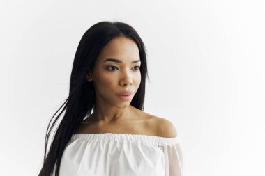 Güzel bir kadın Afrikalı gibi poz veriyor.