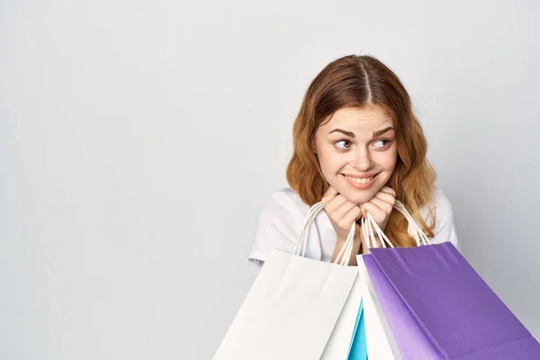 Veselá žena s odpověďmi nákupní tašky zábava shopaholic — Stock fotografie